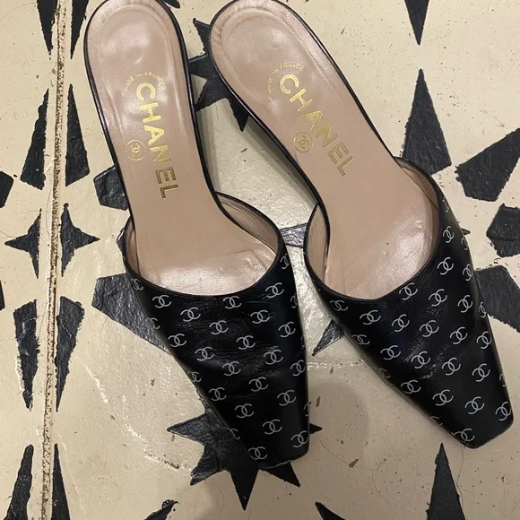 CHANEL Black CC-Logo Pointed Toe Patent Leather Mules - Picture 2 of 6